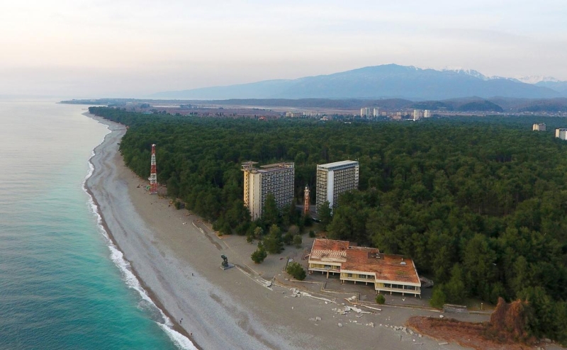 В Абхазии началась акция протеста из-за передачи госдачи в Пицунде