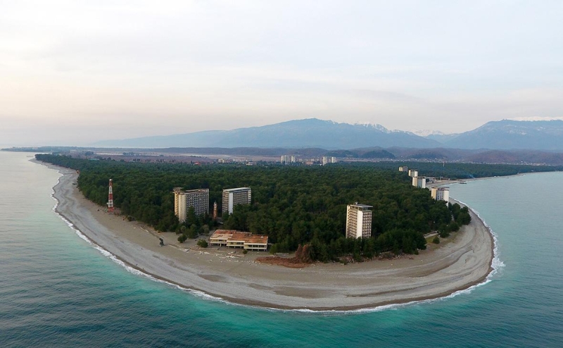 В Абхазии опровергли данные о продаже дачи Сталина на озере Рица