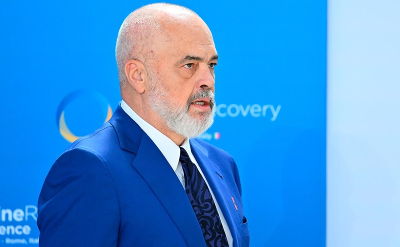 В Албании призовут не хранить наличные под матрасом, «рядом с АК-47»