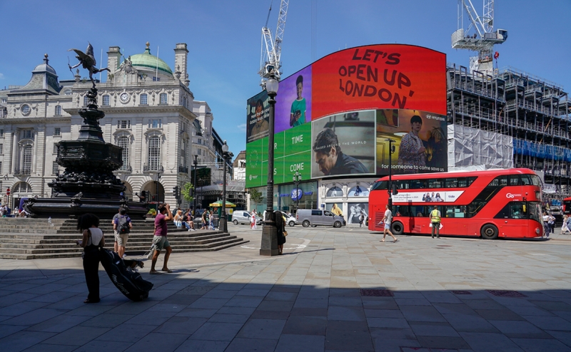 В Англии перенесли снятие ограничений из-за COVID-19 на месяц