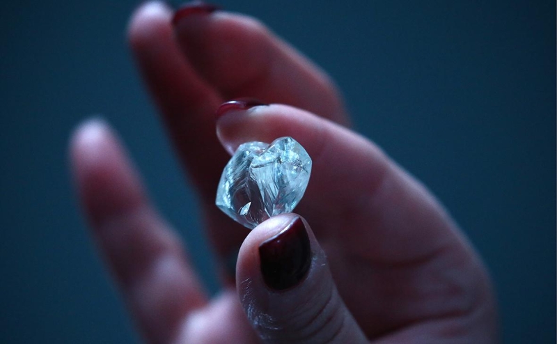 В Анголе заявили, что участие России в добыче алмазов отпугивает