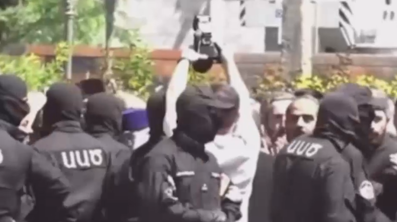В Армении между силовиками и священниками в Эчмиадзине началась драка