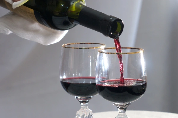 В Астане объяснили отказ делать выводы об отверстиях на упавшем