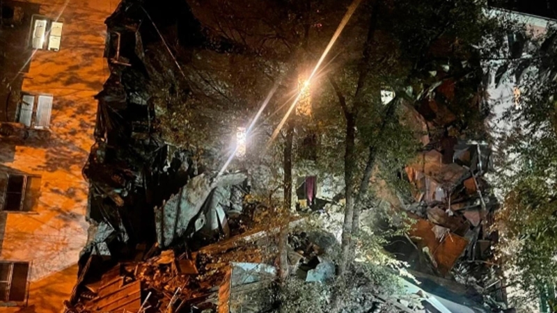 В Астрахани женщина погибла при обрушении двух подъездов жилого дома