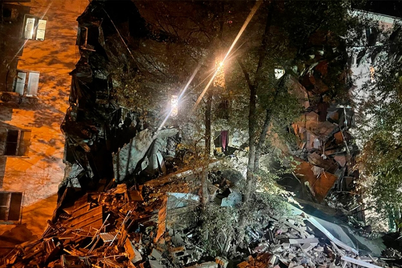 В Астрахани женщина погибла при обрушении двух подъездов жилого дома