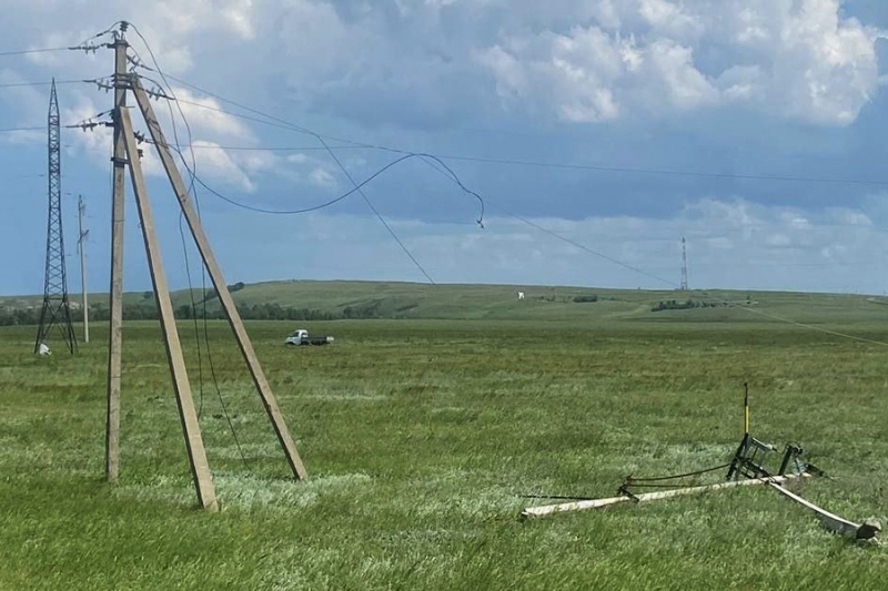 В Башкирии торнадо снесло железобетонные столбы