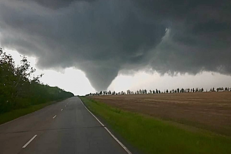 В Башкирии торнадо снесло железобетонные столбы
