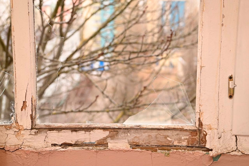 В Белгороде дрон врезался в многоквартирный дом