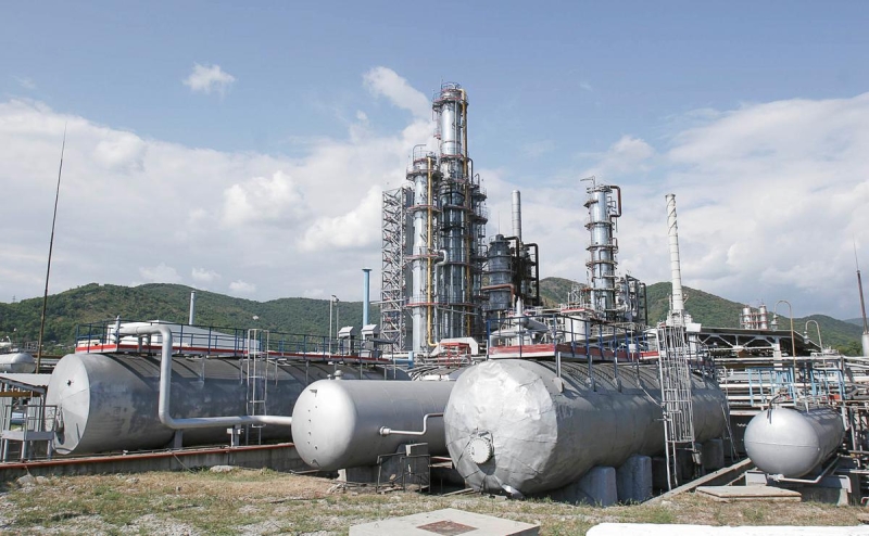 В Белгородской области на нефтебазе после атаки дрона загорелся