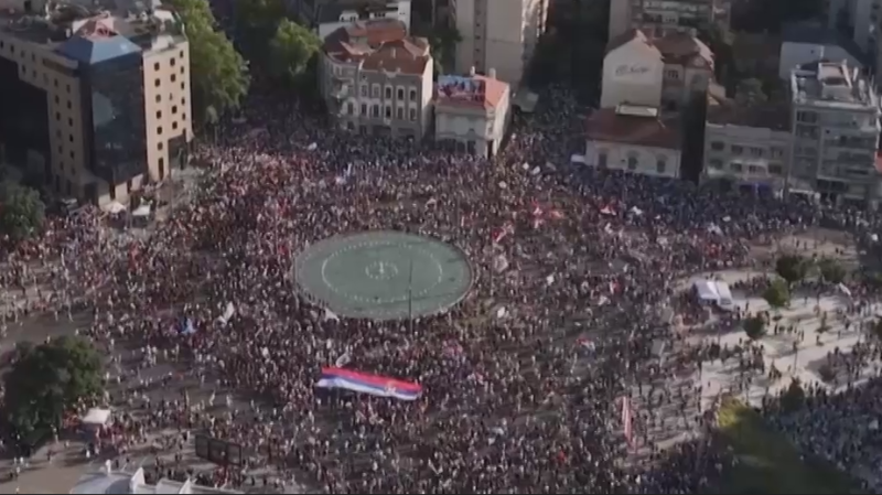 В Белграде студенты собрались на оппозиционный митинг в центре города
