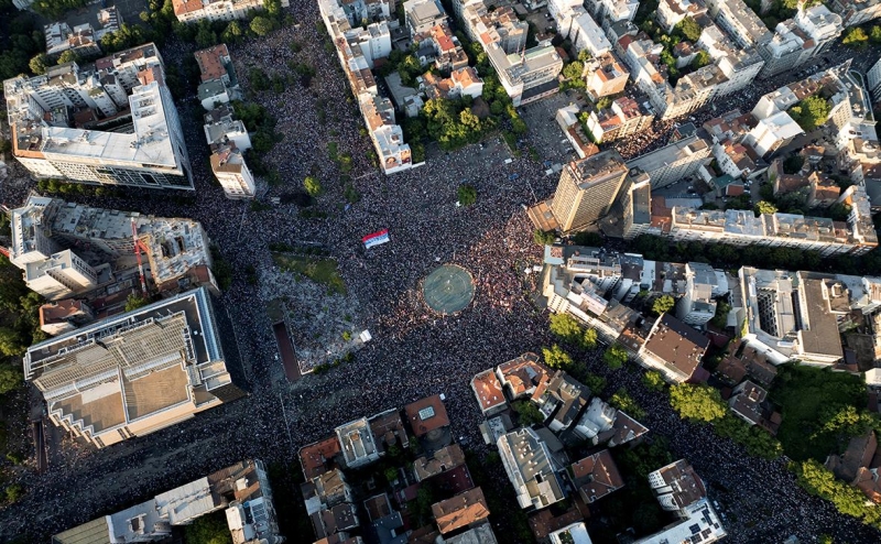 В Белграде студенты собрались на оппозиционный митинг в центре города