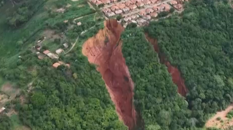 В Бразилии воронки в земле поглощают городок. Видео