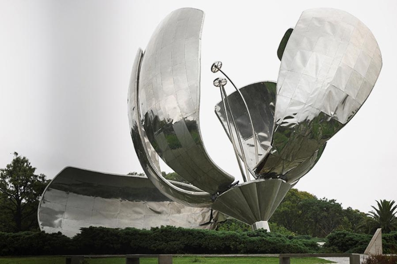 В Буэнос-Айресе ураган сломал символ города — железный цветок