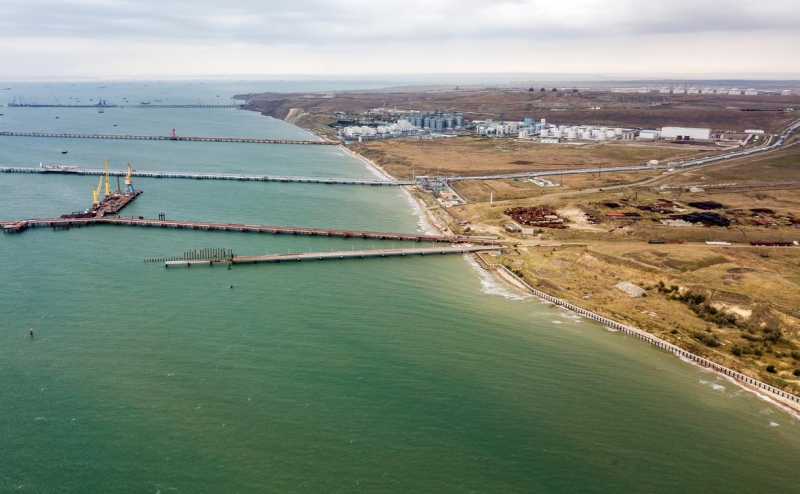 В центральной части Украины после удара загорелась нефтебаза