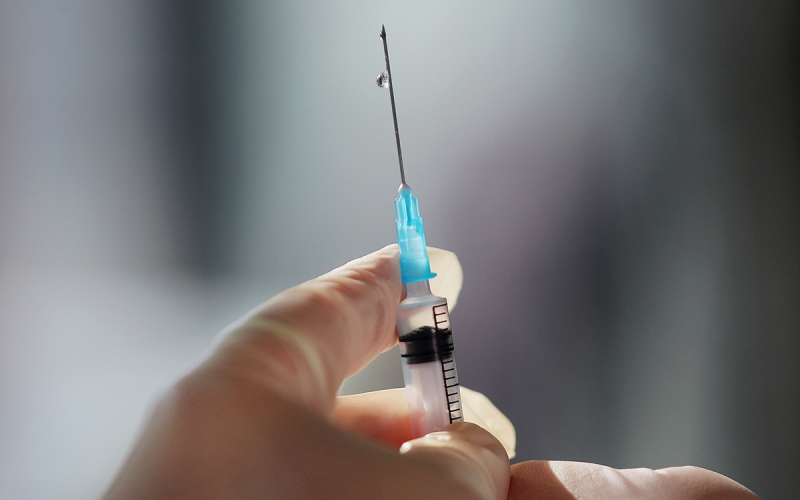 В Центре Чумакова объяснили разницу между «КовиВаком» и «Спутником V»