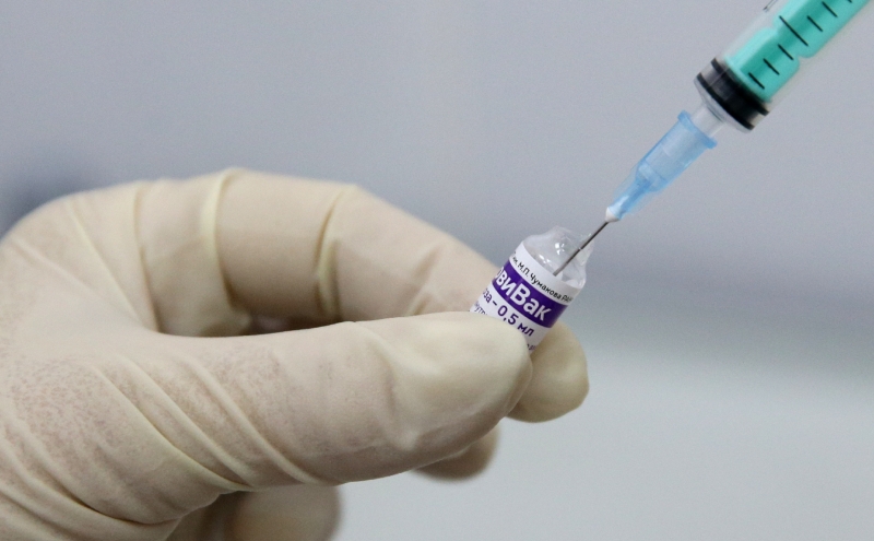 В Центре Чумакова объяснили разницу между «КовиВаком» и «Спутником V»