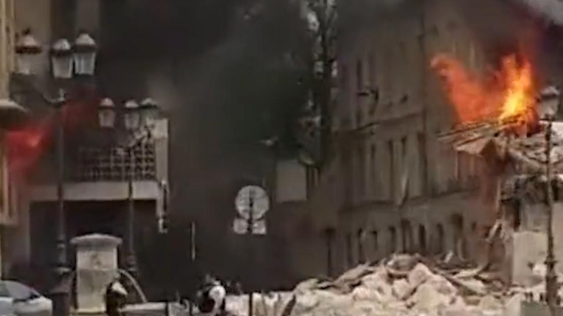 В центре Парижа после взрыва обрушилось здание