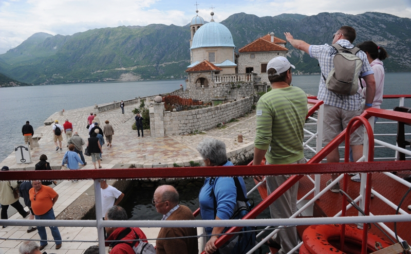 В Черногории запретили дискотеки и ввели вход в рестораны по сертифика