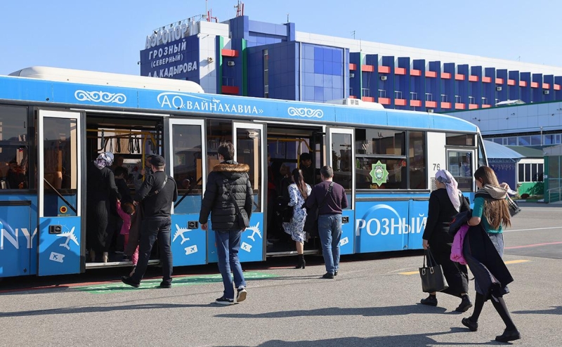 В четырех российских аэропортах приостановили полеты