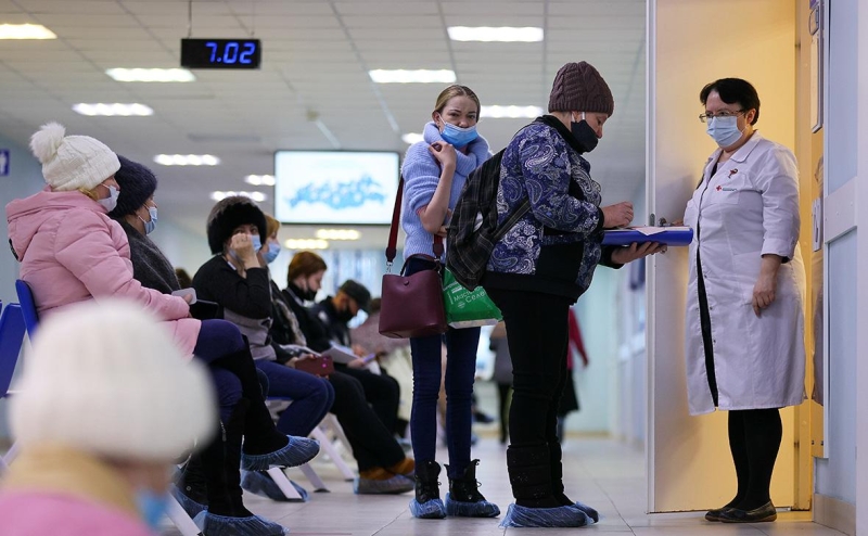 В депздраве объяснили очереди из скорых у больниц в Москве