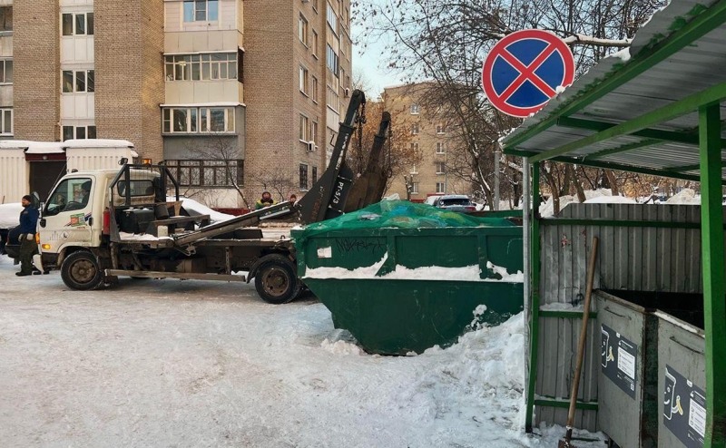 В Думе предложили разрешить скорым таранить не так припаркованные авто