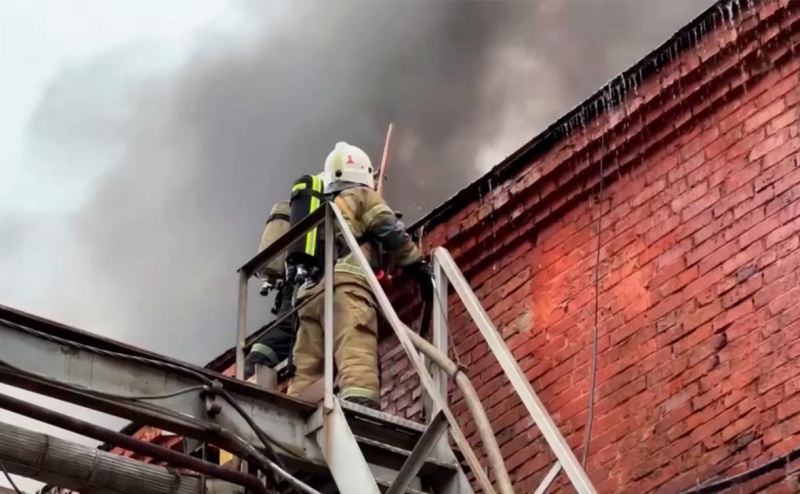 В Екатеринбурге рухнула крыша горящего цеха