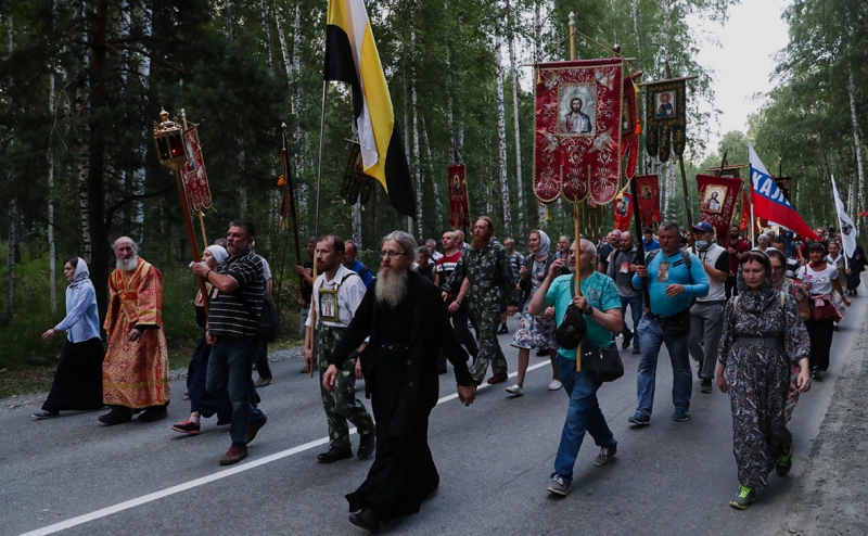 В Екатеринбурге верующие вышли на крестный ход вопреки запрету властей