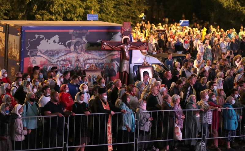 В Екатеринбурге верующие вышли на крестный ход вопреки запрету властей