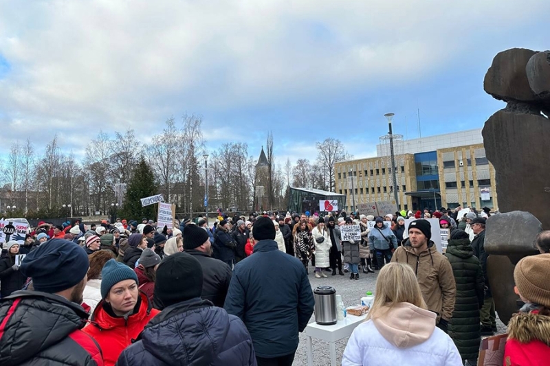 В Финляндии прошли митинги против закрытия границы с Россией