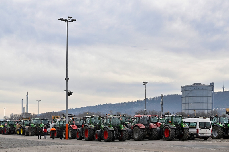 В Германии протестующие фермеры перекрыли трассу навозом. Видео