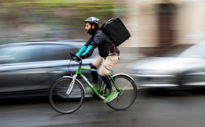 В ГИБДД предложили проверять курьеров-велосипедистов на знание ПДД