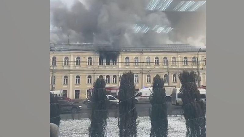 В горящем военном госпитале в Туле обрушилась часть крыши