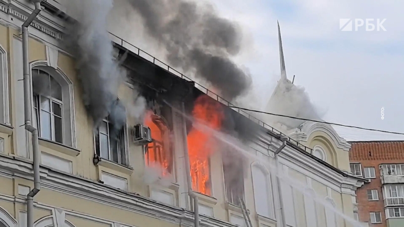 В горящем военном госпитале в Туле обрушилась часть крыши