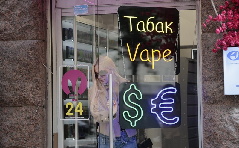 В Госдуме предложили запретить продавать табак и вейпы вблизи
