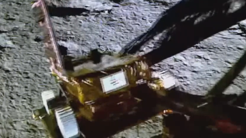 В Индии показали, как ее первый луноход «Прагьян» начал движение по