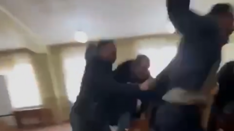 В Иркутской области мужчина открыл стрельбу в военкомате