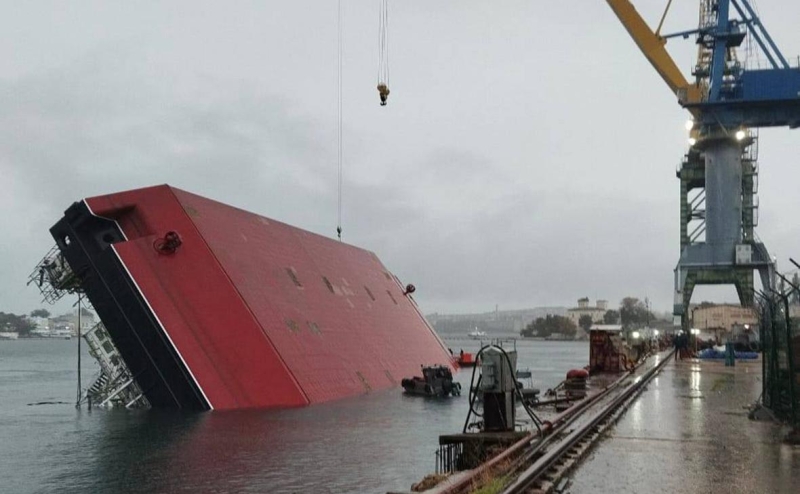 В Южной бухте Севастополя опрокинулось судно