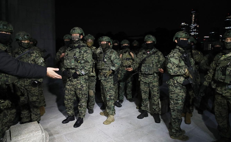 В Южной Корее отменили военное положение