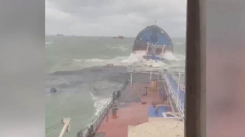 В Керченском проливе два танкера получили повреждения и терпят