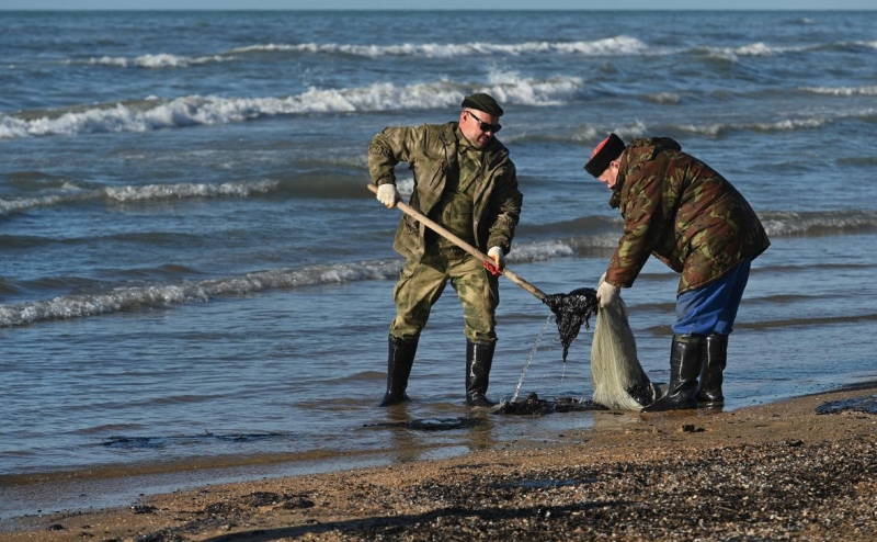 В Керчи ввели режим ЧС из-за разлива мазута с танкеров