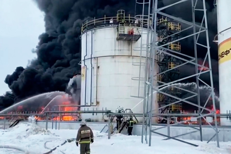 В Клинцах эвакуировали людей, живущих рядом с горящей нефтебазой