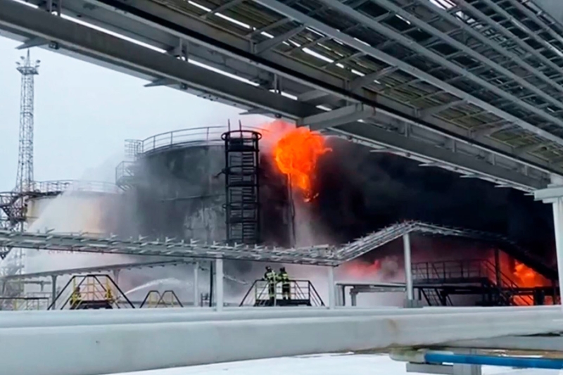 В Клинцах эвакуировали людей, живущих рядом с горящей нефтебазой