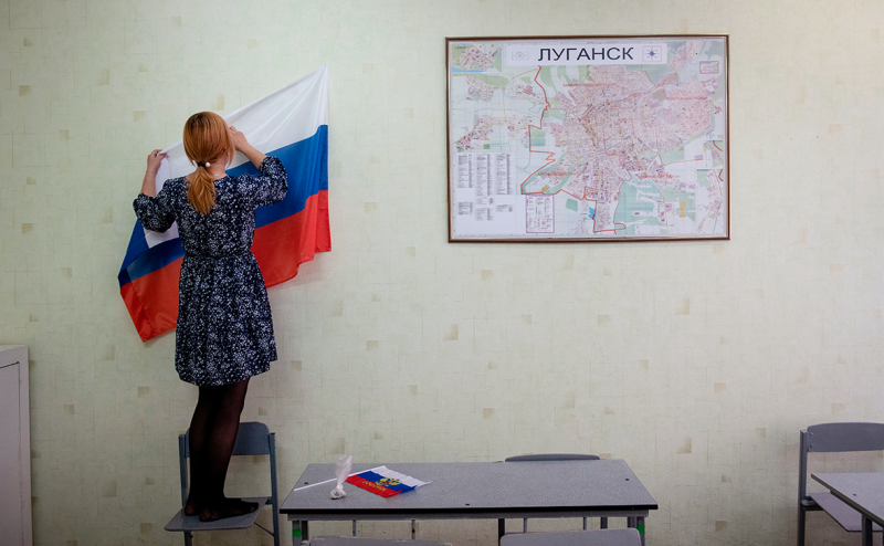 В книжных магазинах появились карты России с новыми регионами