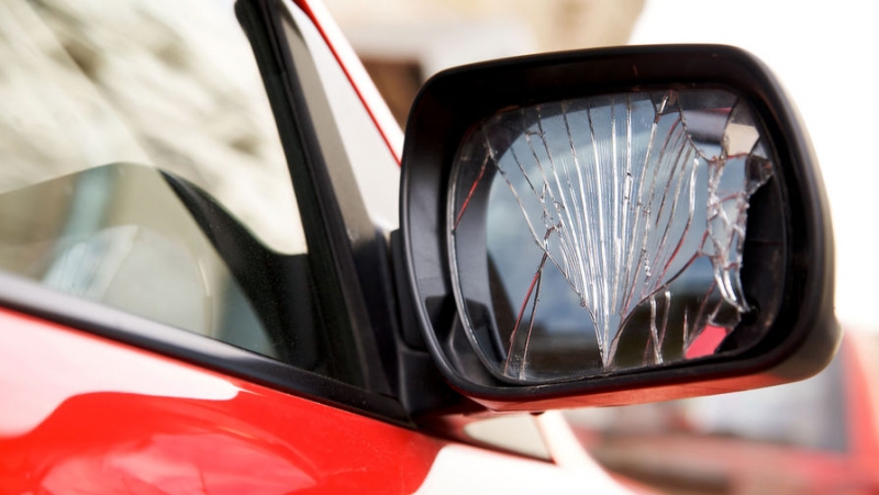 В Москве машина вылетела на остановку