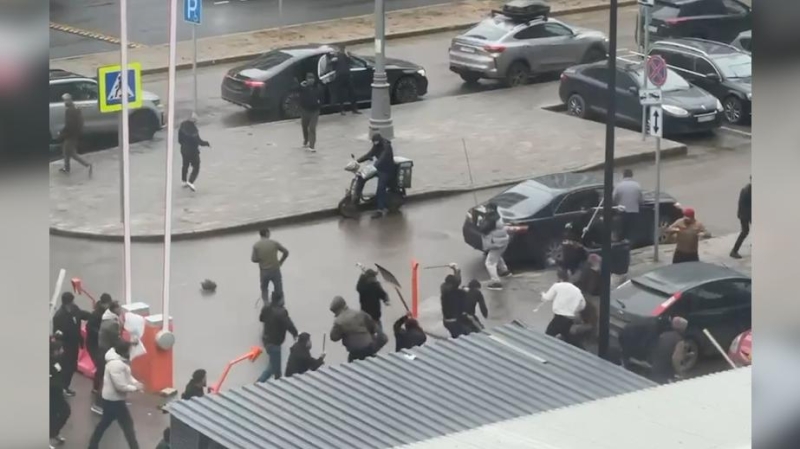 В Москве мигранты устроили массовую драку с лопатами и палками