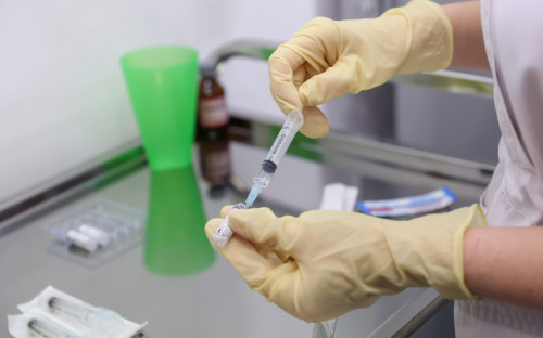 В Москве начали вакцинацию от коронавируса на дому