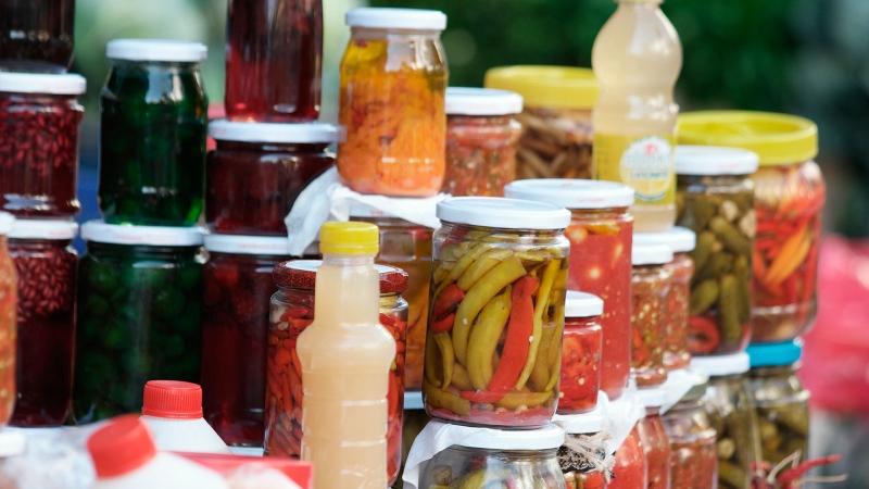 В Москве остановили продажу ряда продуктов после случаев ботулизма