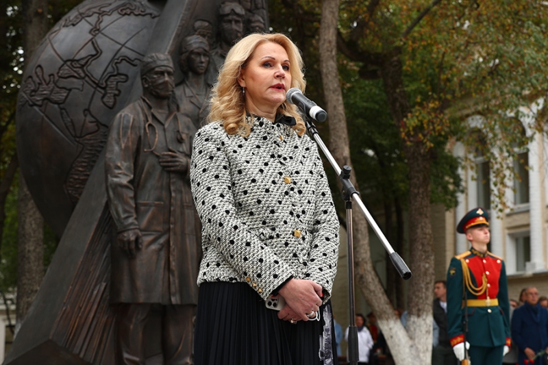 В Москве открыли памятник медикам — борцам с пандемией. Фоторепортаж