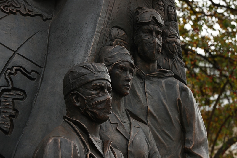 В Москве открыли памятник медикам — борцам с пандемией. Фоторепортаж