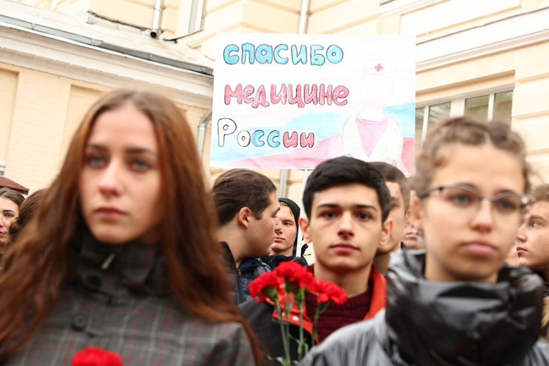 В Москве открыли памятник медикам — борцам с пандемией. Фоторепортаж